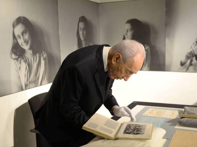 President Peres visits Anne Frank House in Amsterdam