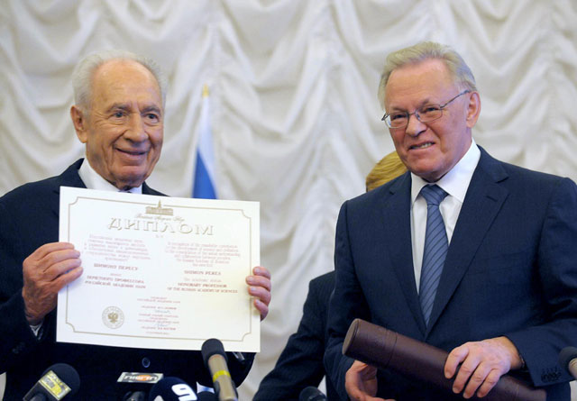 President Peres receives honorary professorship in Moscow