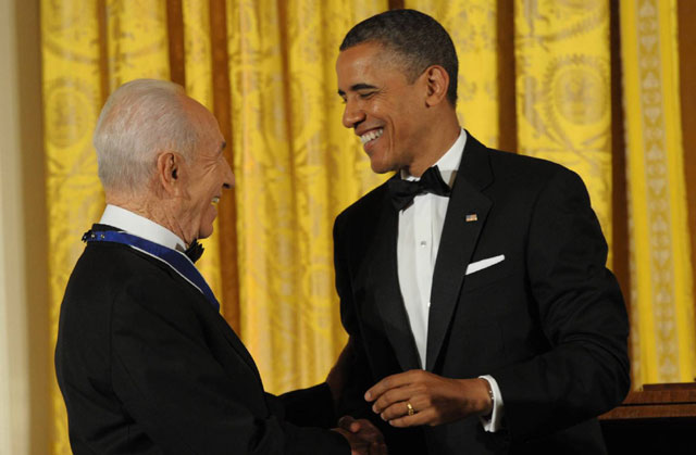 Pres Peres receives Medal of Freedom from US Pres Obama