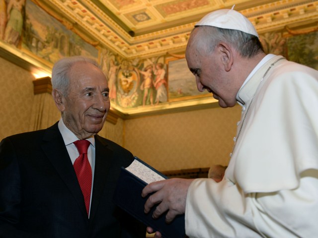 President Shimon Peres meets with Pope Francis at the Vatican