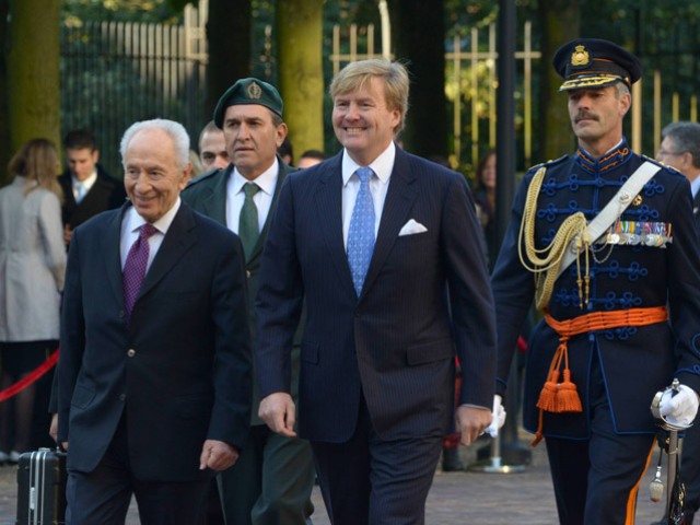 President Peres reviews honor guard with Dutch King