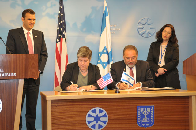 FM Liberman and Secretary Napolitano sign letter of intent (Photo: Miriam Alster/ Flash90)