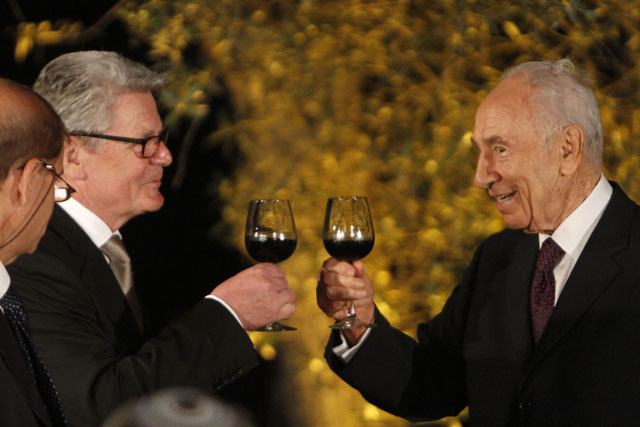 Presdient Peres toasts German President Gauck at state dinner