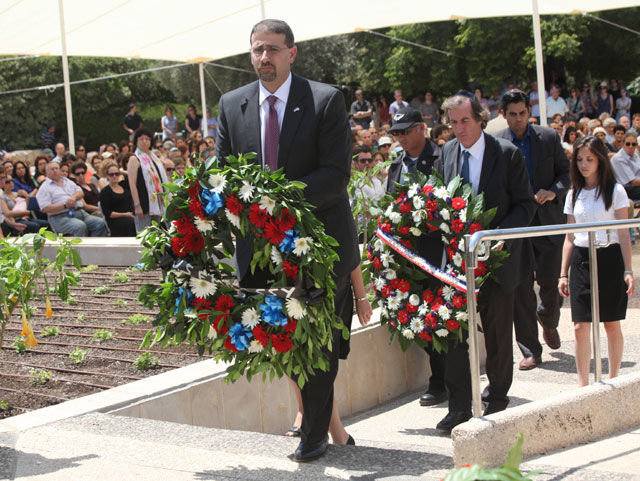 U.S. Ambassador to Israel Daniel Shapiro (L) and French Ambassador to Israel Christophe Bigot lay wreaths at the memorial service