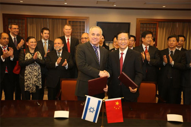 Minister of Finance Steinetz and Chinese Finance Minister Xie Xuren sign financial protocol