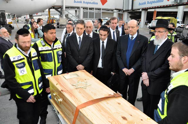 FM Ayalon and French FM Juppe receiving the coffins as they arrived at Ben Gurion airport (Photo: Reuters)