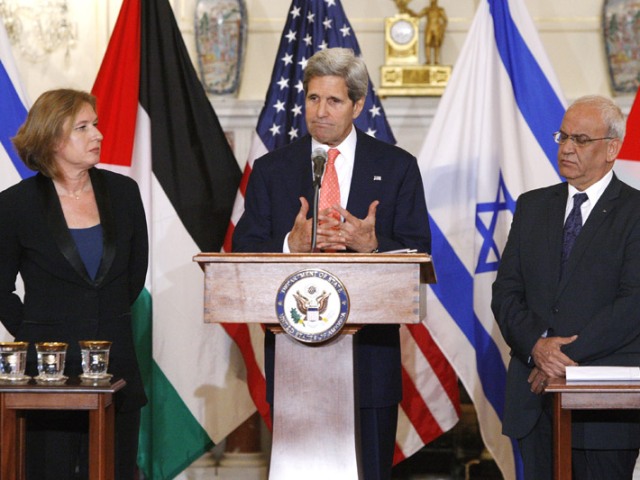 US Sec Kerry, Palestinian negotiator Erekat and Justice Min Livni at relaunching of negotiations