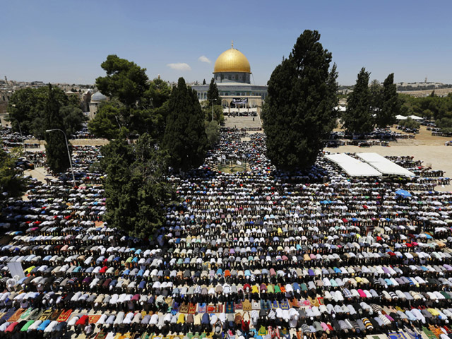 Palestinian worshippers pray in front of the Dome of the Rock in Jerusalem during the month of Ramadan