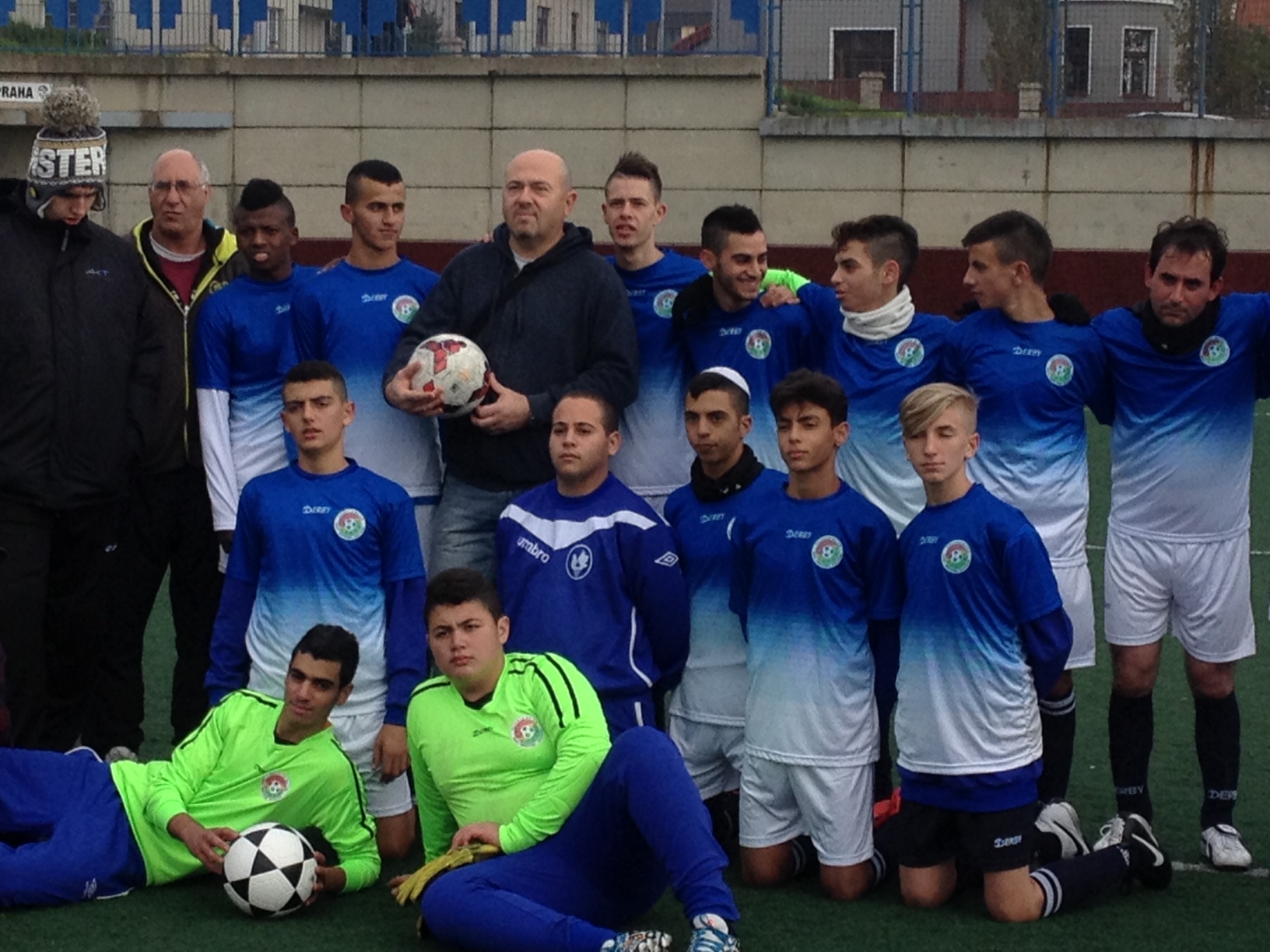 Mladí hráči klubu Hapoel Abu Ghosh-Mevasseret Zion na společném tréninku s velvyslancem Státu Izrael v ČR, JE Gary Korenem