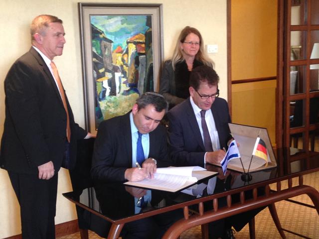 Signing the Cooperation Agreement (from left to right): Ambassador Daniel Carmon, Head of MASHAV; Israel’s Deputy Foreign Minister Zeev Elkin; Germany’s Economic Cooperation and Development Minister Gerd Müller; Dr. Elke Lobel, BMZ