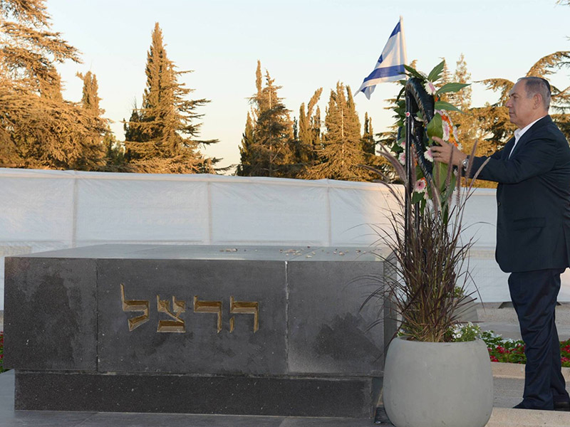 PM Netanyahu at the grave of the founder of the Zionist movement, Benjamin Ze’ev Herzl