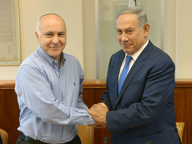 PM Netanyahu takes leave of outgoing ISA Director Yoram Cohen at the Cabinet meeting