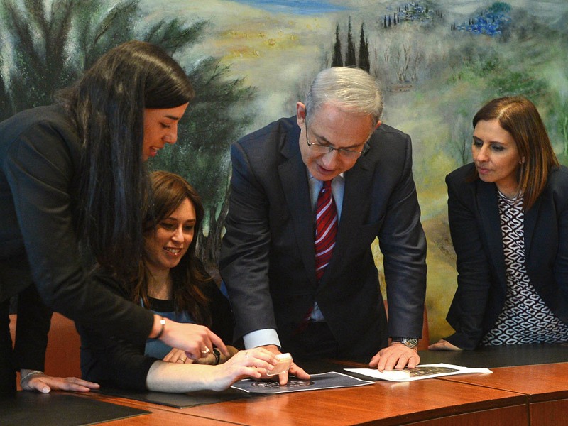 PM Netanyahu, with Minister Gila Gamliel and Deputy Minister Tzipi Hotovely examine two seals presented by the Israel Antiquities Authority