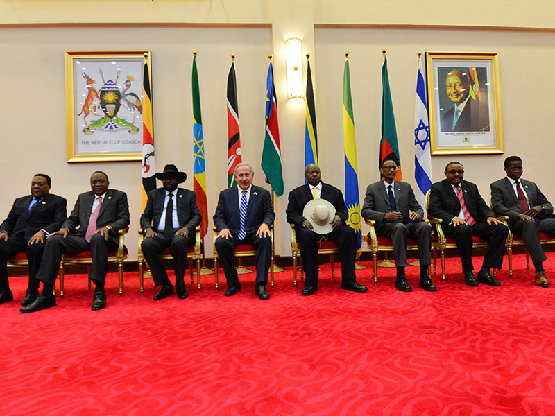 PM Netanyahu with the seven African leaders at the African summit in Uganda