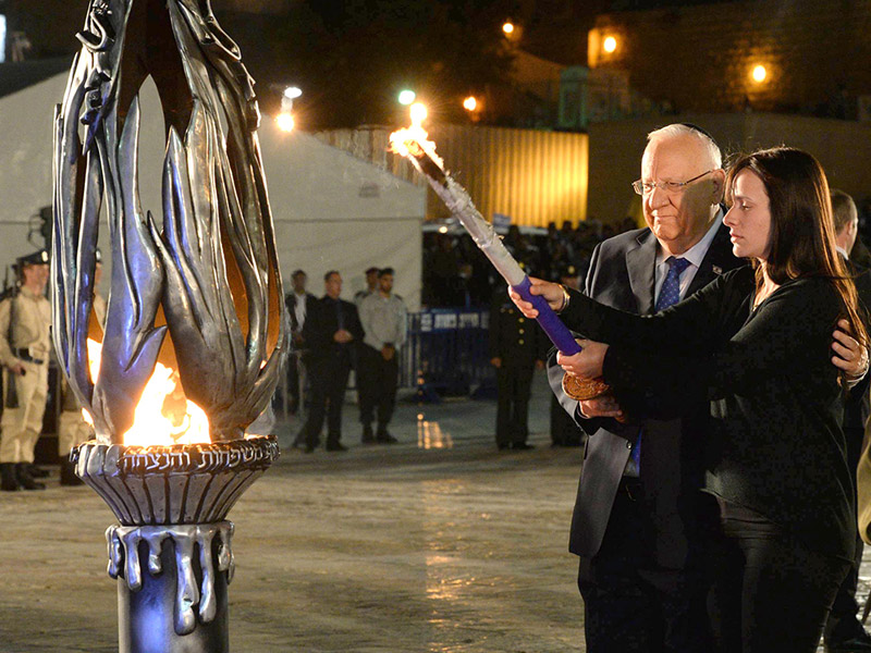 President Rivlin lighting the memorial candle at the Remembrance Day ceremony