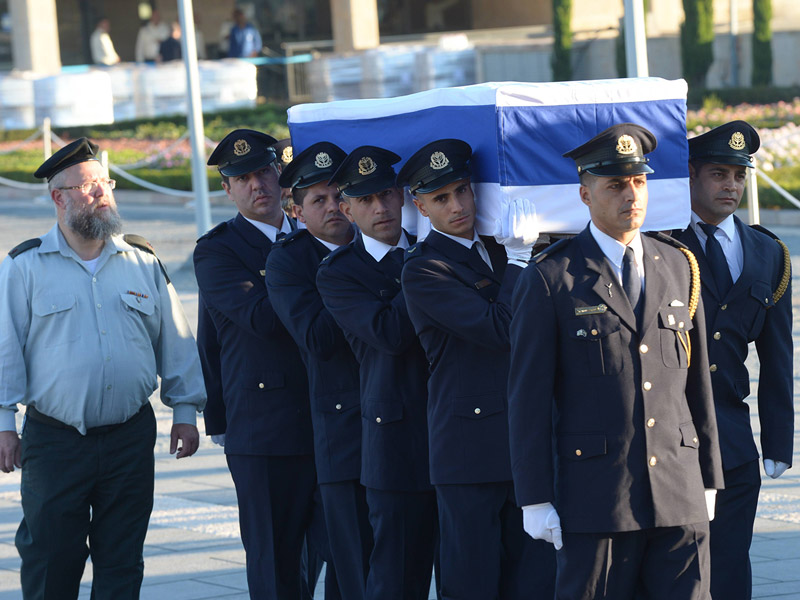 Former President Shimon Peres’ casket arriving at the Knesset.