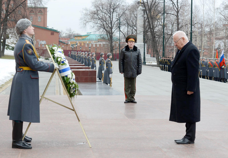 President Rivlin lays a wreath at the Tomb of the Unknown Soldier in Moscow