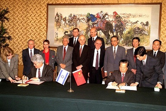 Israeli PM Levy and Chinese PM Qian signed the agreement in 1992