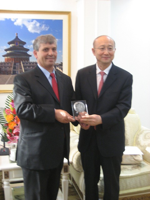 Trade Minister Shalom Simhon with AQSIQ Pre. Zhi Shuping