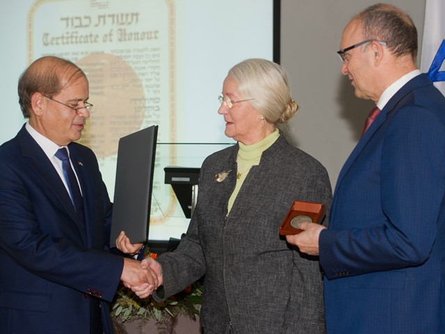 Christa Heptner nimmt die Yad Vashem-Urkunde und die Medaille von Botschafter Yakov Hadas-Handelsman (links) entgegen. rechts Ministerpräsident Erwin Sellering