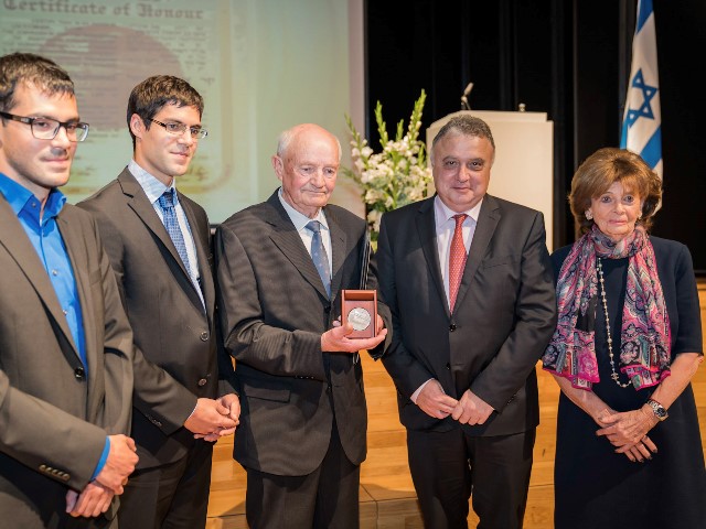 Johann Graf (Mitte) mit der Medaille, links seine beiden Enkel, rechts Botschafter Issacharoff und Charlotte Knobloch