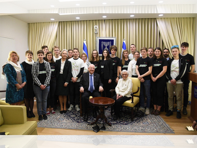 Botschafterin Wasum-Rainer (5.v.l.vorne) und Staatspräsident Rivlin (sitzend) mit der Besuchergruppe