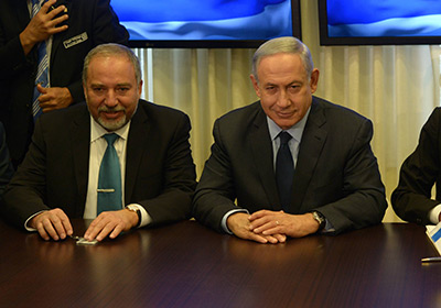 Der designierte Verteidigungsminister Avigdor Lieberman und Ministerpräsident Benjamin Netanyahu nach der Unterzeichnung des Koalitionsvertrages