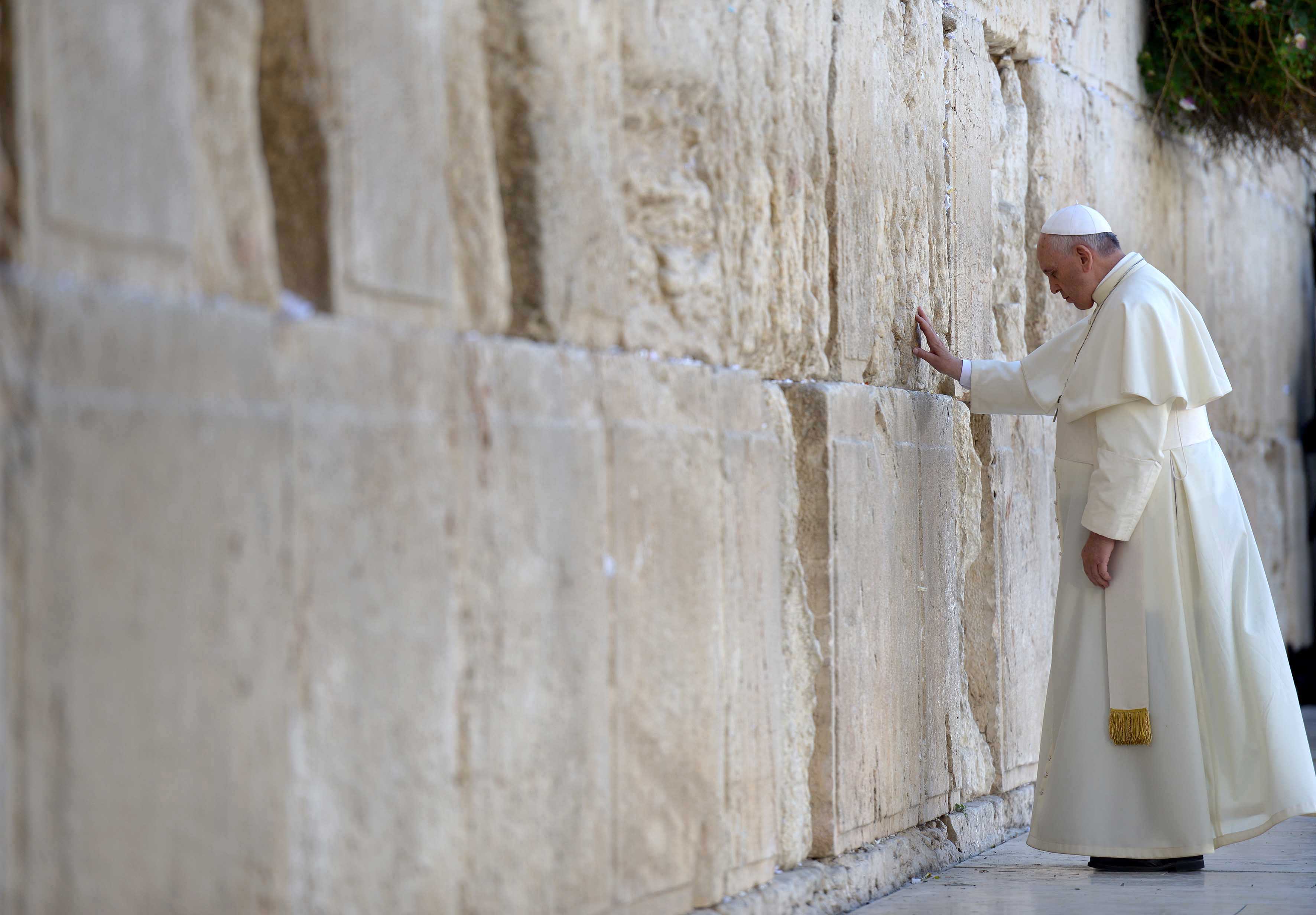 Papst Franziskus an der Klagemauer in Jerusalem im Jahr 2014