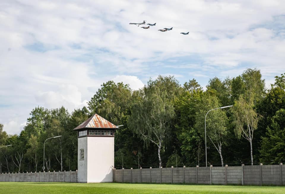 Flugzeuge der israelischen und deutschen Luftwaffe über dem ehemaligen Konzentrationslager Dachau