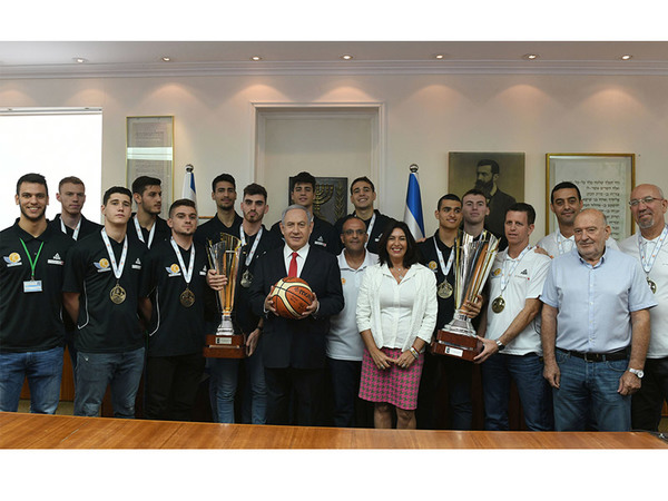 Netanyahu und Regev mit der israelischen U-20-FIBA-Europa-Basketball-Mannschaft