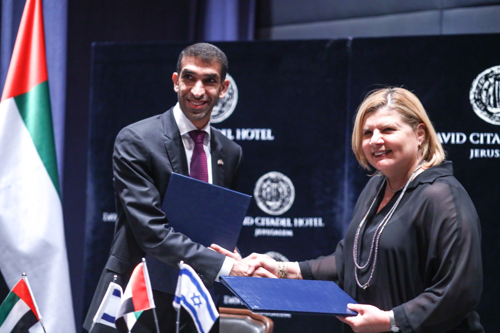 Wirtschafts- und Industrieministerin Barbivay (rechts) und der Staatsminister für Außenhandel der VAE, Al Zeyoudi, bei der Unterzeichnungszeremonie 