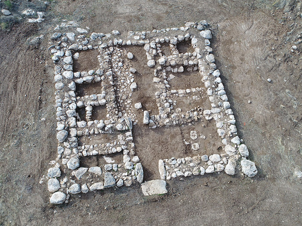 Blick auf die Überreste einer rund 3.200 Jahre alten Festung, die israelische Forscher in der Nähe von Kiryat Gat gefunden haben 