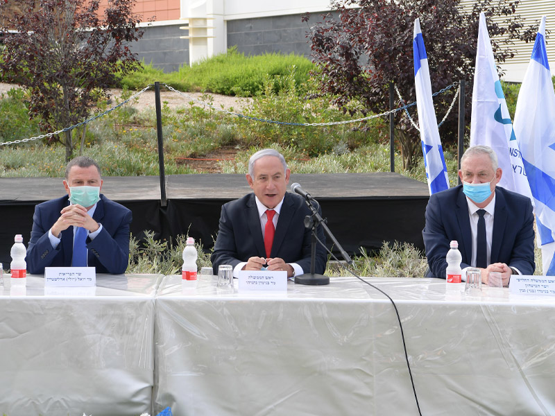 Premierminister Netanyahu mit Verteidigungsminister und stellvertretenden Premierminister Benny Gantz und Gesundheitsminister Yuli Edelstein im Institut für Biologische Forschung