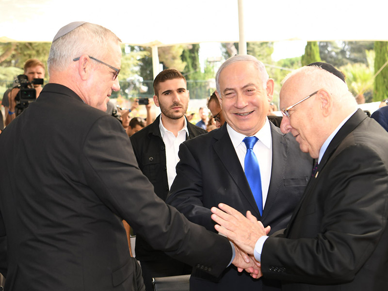 Staatspräsident Rivlin mit Premierminister Netanyahu und dem Vorsitzenden von Kachol Lavan, Benny Gantz, bei der Gedenkzeremonie.