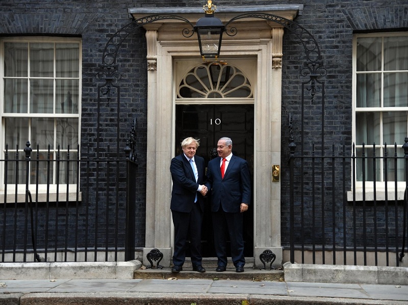 Netanyahu und Johnson vor 10 Downing Street, London