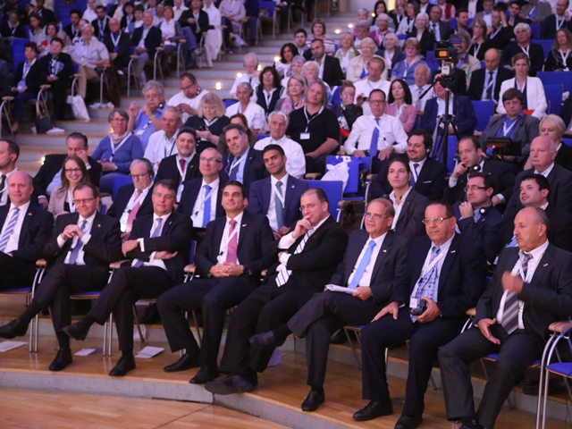 Stadtkämmerer Uwe Becker, die Staatssekretäre Thomas Metz und Gunther Adler, András Pátkai von der Israel Allies Foundation, Sacha Stawski, Botschafter Yakov Hadas-Handelsman, Minister Ayoob Kara und General Jamal Hakroosh (v.l.n.r.)