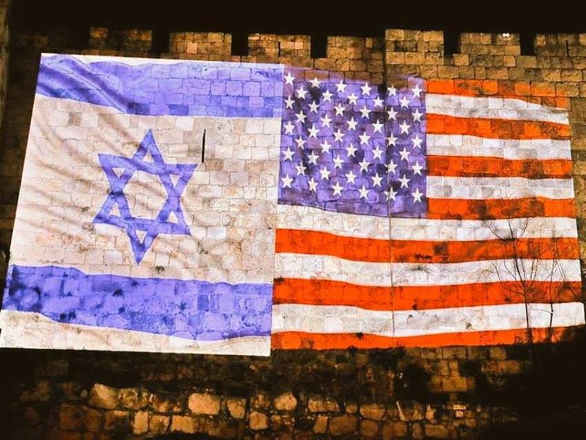 Am Abend der Entscheidung des US-Präsidenten, Jerusalem als Hauptstadt Israels anzuerkennen, werden die israelische und die US-Flagge auf die Stadtmauer projiziert