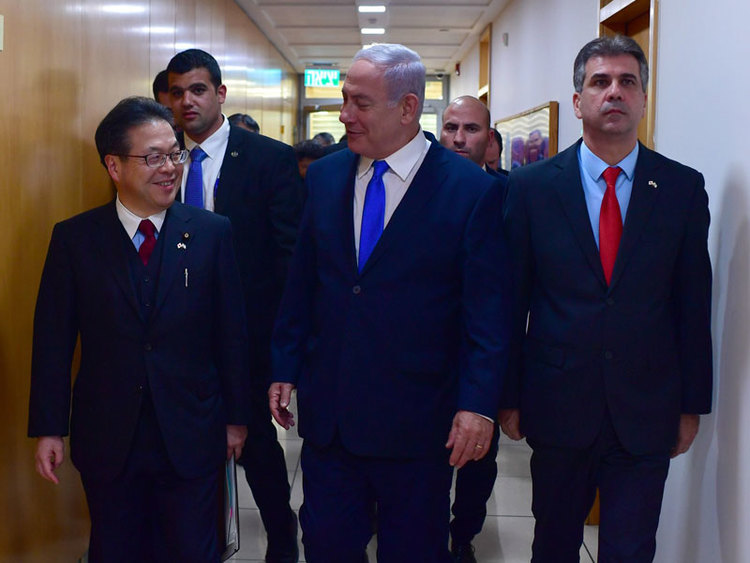 Premierminister Netanyahu (m.) mit dem japanischen Minister für Wirtschaft, Handel und Industrie Hiroshige Seko (l.), sowie dessen Amtskollegen Cohen (r.)