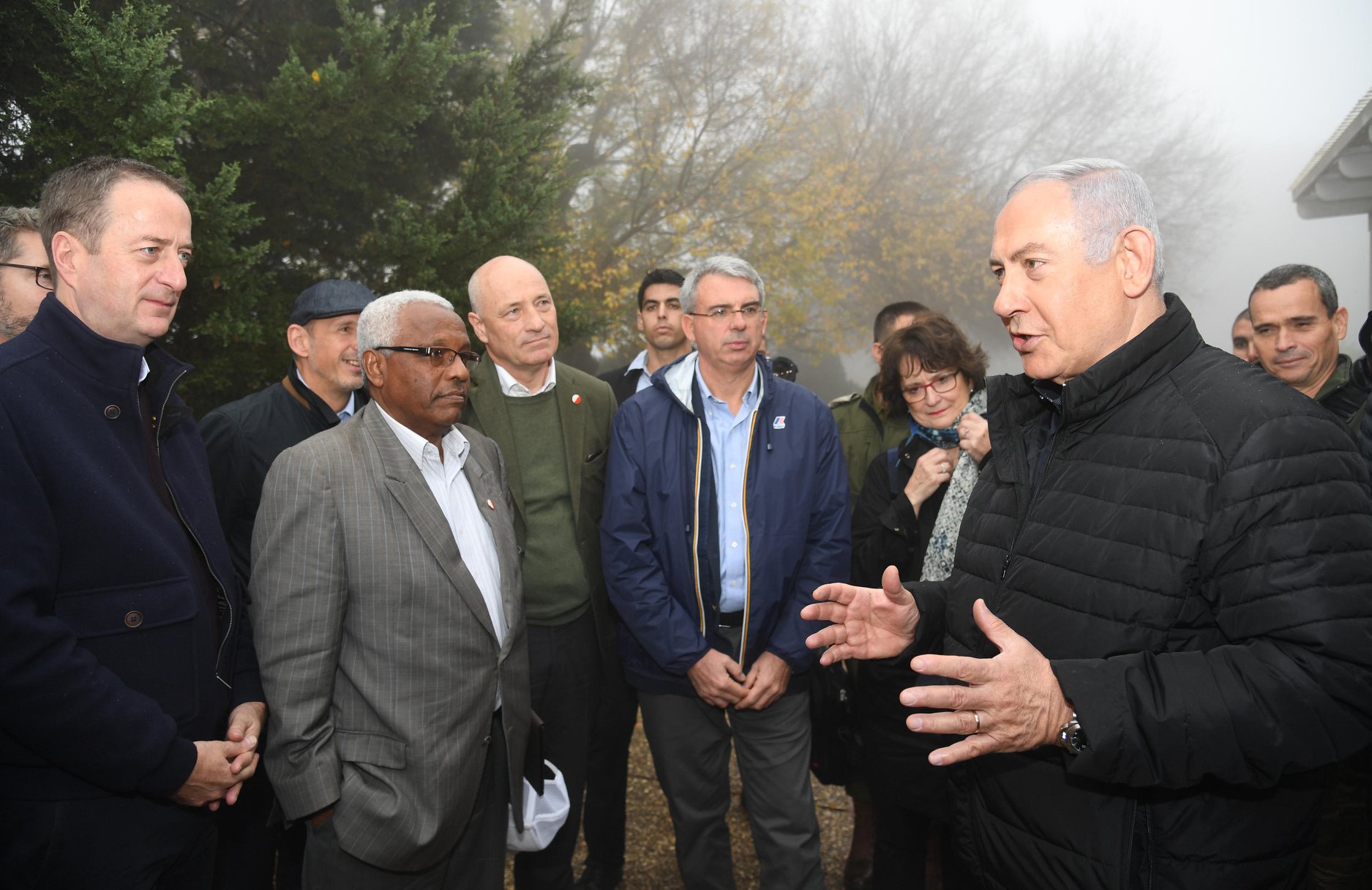 Premierminister Netanyahu beim Rundgang mit den ausländischen Botschafterinnen und Botschaftern im Norden