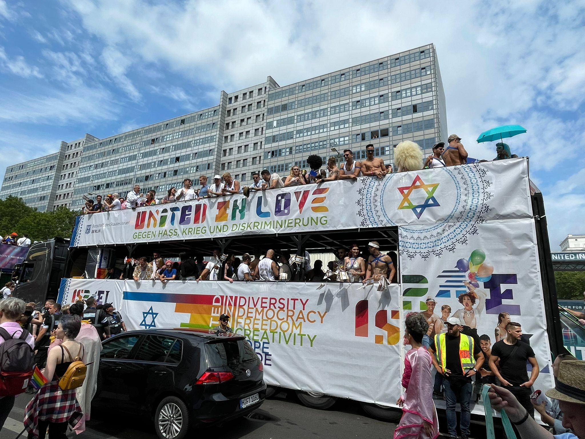 Botschaftstruck beim CSD-Berlin