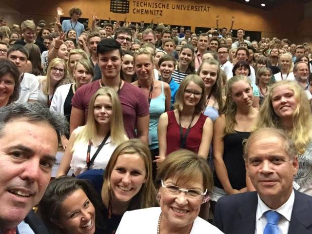 "Riesen-Selfie" beim Israeltag in Chemnitz mit dem Leiter der Abteilung Öffentlichkeitsarbeit an der Botschaft, Rogel Rachman (links), Staatsministerin Brunhild Kurth (2.v.r.) und Botschafter Yakov Hadas-Handelsman (rechts)