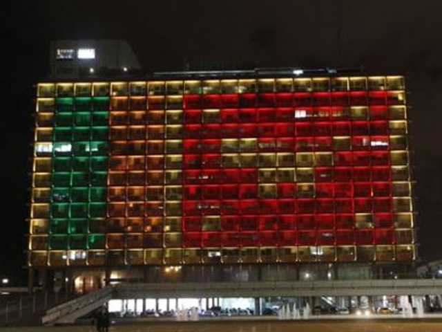 Das Rathaus von Tel Aviv zeigt die Flagge Sri Lankas