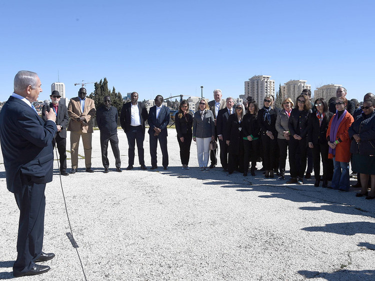 Premierminister Netanyahu mit der Delegation der UN-Botschafterinnen und -Botschafter vor ihrem Aufbruch zur nördlichen Landesgrenze