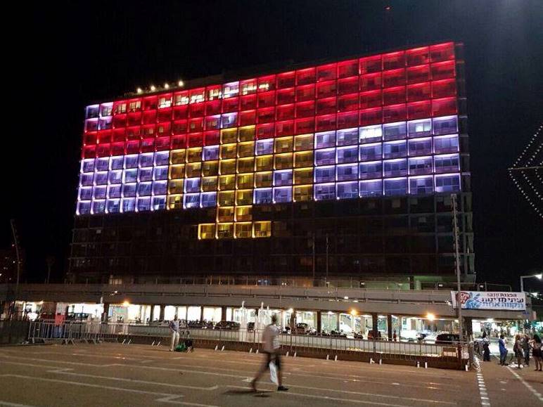 Die ägyptische Flagge wird auf das Rathaus der Stadt Tel Aviv projiziert