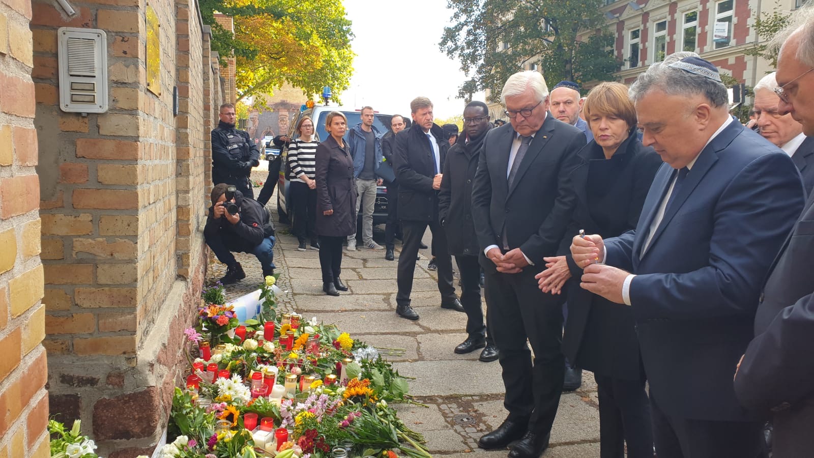 Botschafter Issacharoff und Bundespräsident Steinmeier bei der Gedenkzeremonie in Halle