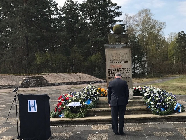 Der Gesandte Nir-Feldklein bei der Kranzniederlegung im ehemaligen Konzentrationslager Bergen-Belsen