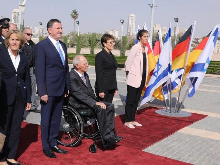 Knessetvorsitzender Edelstein und Bundestagspräsident Schäuble bei dessen Ankunft in Tel Aviv