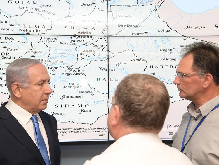 Premierminister Netanyahu im Lagezentrum des Außenministeriums