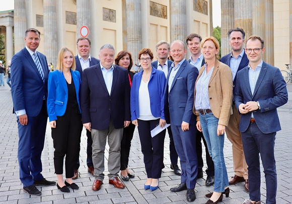 Ellen Demuth, MdL (2.v.l.), Botschafter Issacharoff, Annegret Kramp-Karrenbauer und Carsten Ovens, MdHB, mit weiteren der 46 Gründungsmitglieder des Freundeskreises