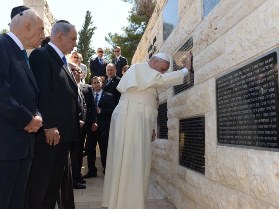 Pope Francis with Pres Peres & PM Netanyahu at memorial for victims of terror, Mt. Herzl